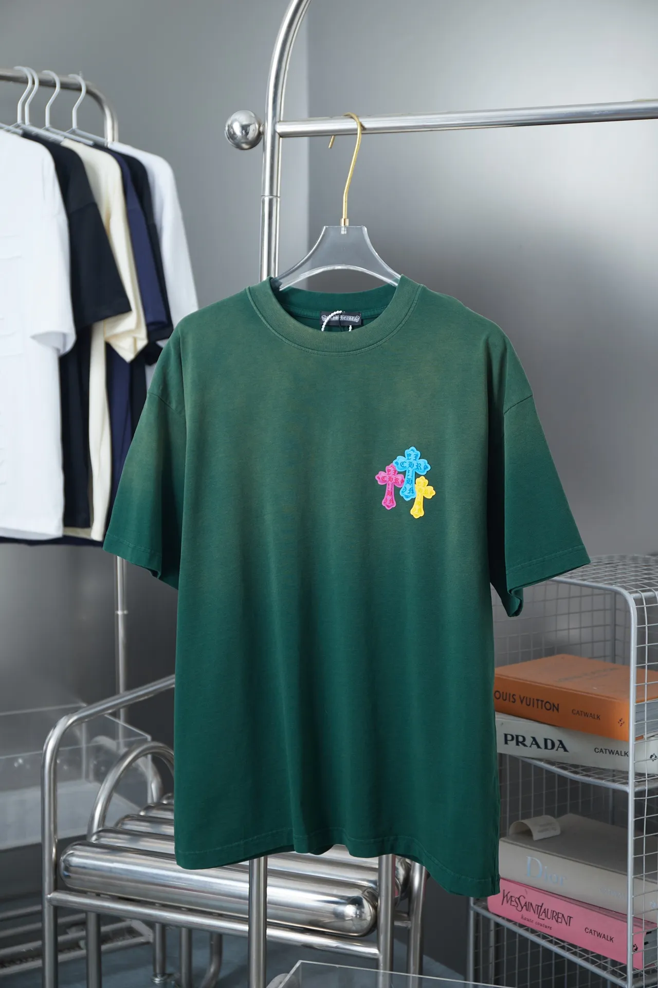 🅿️210 Ch*ome Hearte 25SS early spring new style Three-dimensional sponge thick version Chloë Hearte logo short sleeves Light luxury essential item for daily commuting for men and women Correct version Welcome to compare Detailed features · 320g 100% pure cotton double yarn jersey fabric · Custom dyed in the same vat with special thickened 32 count double-ply 1X1 thread · Three-dimensional sponge thick version Chloé Hearte logo printing · Ready-to-wear dyeing Then do the faded fried snowflake process, then wash it to make it look old · General washing to improve the effect · Double-needle stitching and cross-stitch process · Original main mark, washed tag, brand moisture-proof paper packaging Color: white/black/green/blue Size: S/M/L/XL